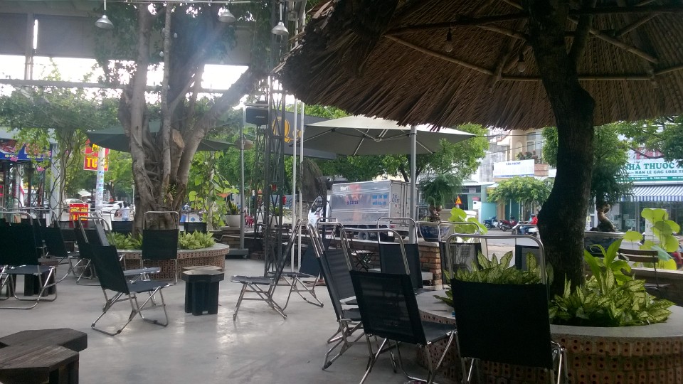những kiểu quán cà phê đẹp hút khách nhất hiện nay - cafe sân vườn